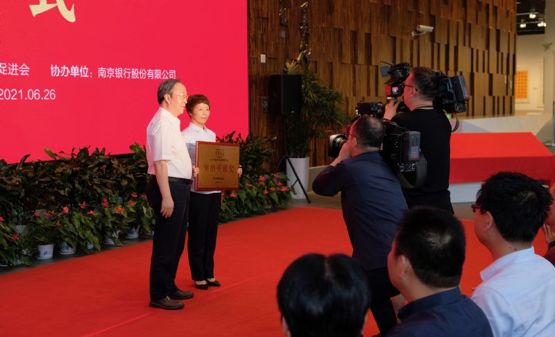 市政协主席刘以安为获奖单位颁奖